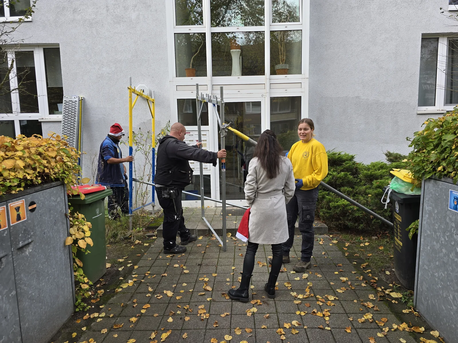 Olga und Sara, Frauen im Team von Rohrgerüstbau Pronin, bei der Arbeit auf einer Baustelle in Hamburg