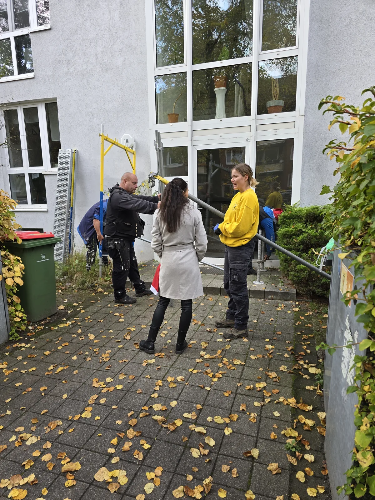 Frau im Team von Rohrgerüstbau Pronin packt beim Gerüstaufbau mit an – Frauen im Handwerk in Hamburg