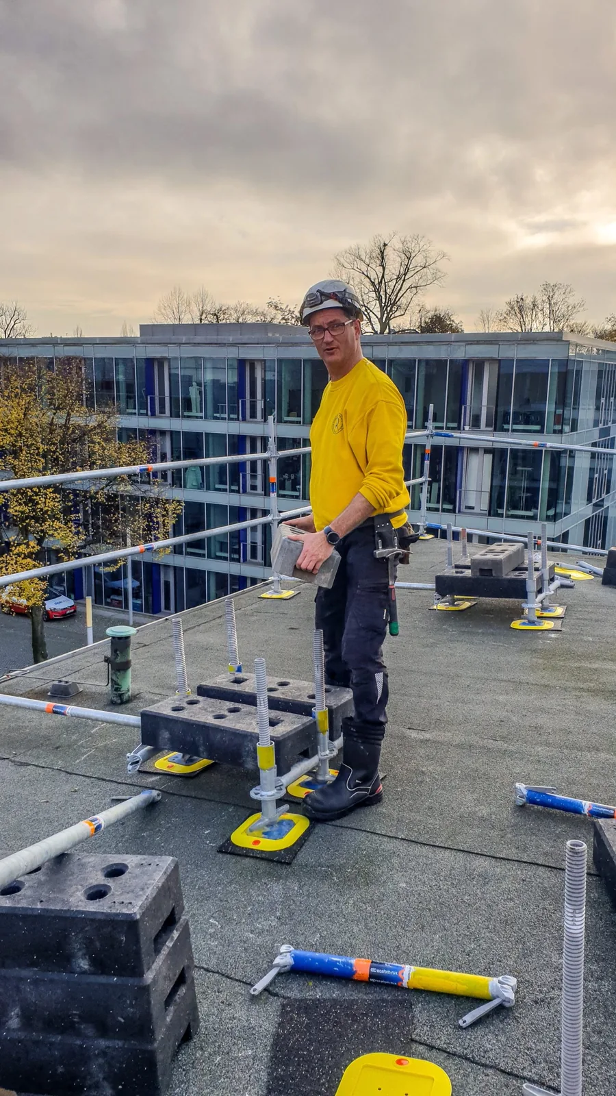 Gerüstbaumeister Christian Pronin bei der Arbeit auf dem Gerüst