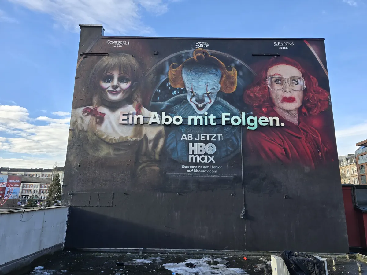 Werbegerüst mit großflächigem Kampagnen-Motiv – Kunst im Gerüstbau, Rohrgerüstbau Pronin